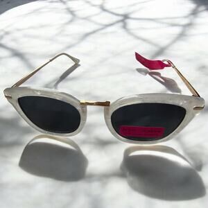 Betsey Johnson - ‘Pink Daisy’ Sunglasses. NWT NWT Gift Betsey Johnson Round Sunglasses Pink/Blue Metallic  main image 3